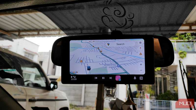 تبلت اندروید که Android Auto را اجرا می‌کند و بر روی آینه عقب خودرو قرار گرفته است.
