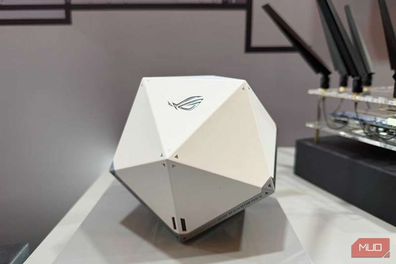 یک مفهوم روتر Asus ROG Wi‑Fi 8 در نمایشگاه CES 2026