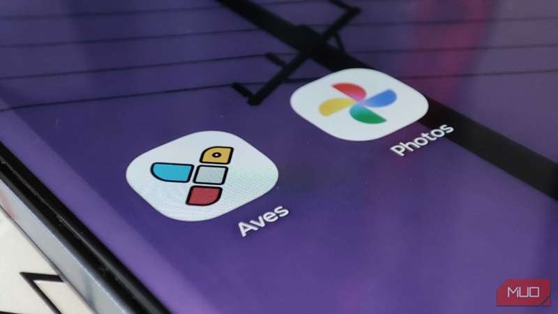 برنامهٔ Aves Gallery کنار برنامهٔ Google Photos روی صفحهٔ اصلی اندروید.