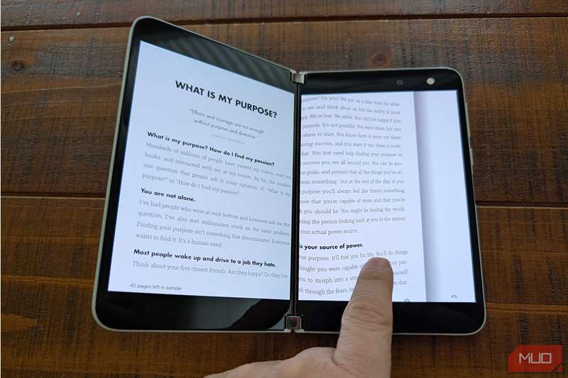 خواندن کتاب روی Surface Duo