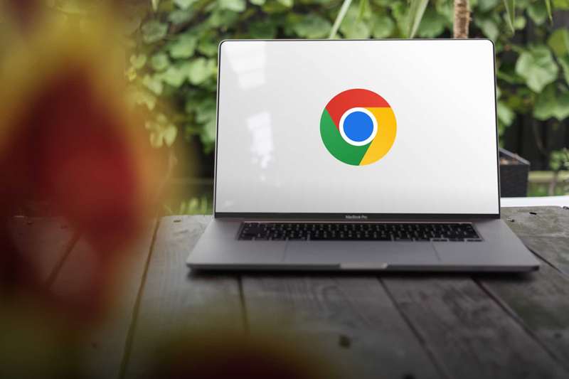 لوگو Chrome روی لپتاپ در بیرون