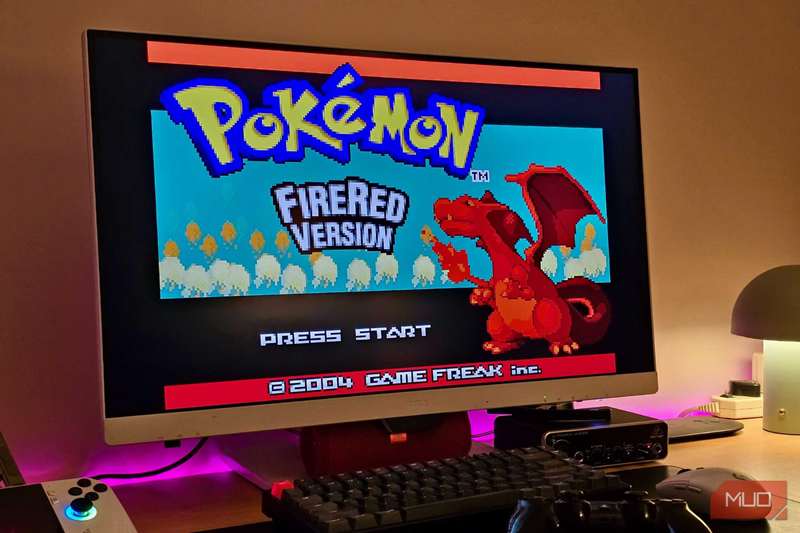 کامپیوتر متصل به مانیتور که Pokémon FireRed را از طریق RetroArch اجرا میکند