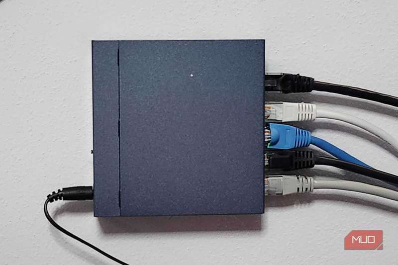 سوئیچ Ethernet با 5 پورت متصل به روتر Eero