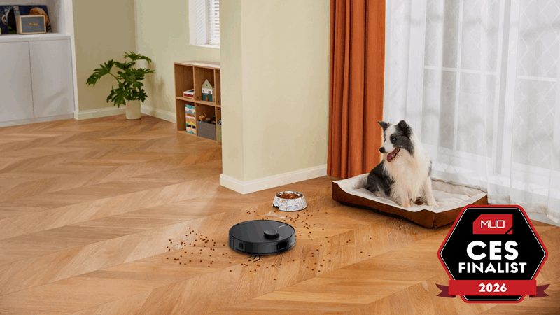 جاروبرقی ایورکا که غذای سگ را روی کف تمیز می‌کند