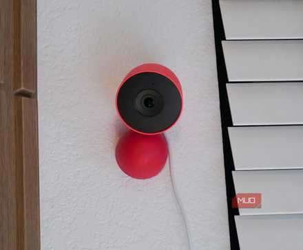 دوربین داخلی Google Nest Cam نسل ۳ نصب شده بر روی دیوار.