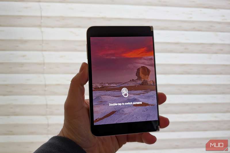 استفاده از Surface Duo در حالت بسته