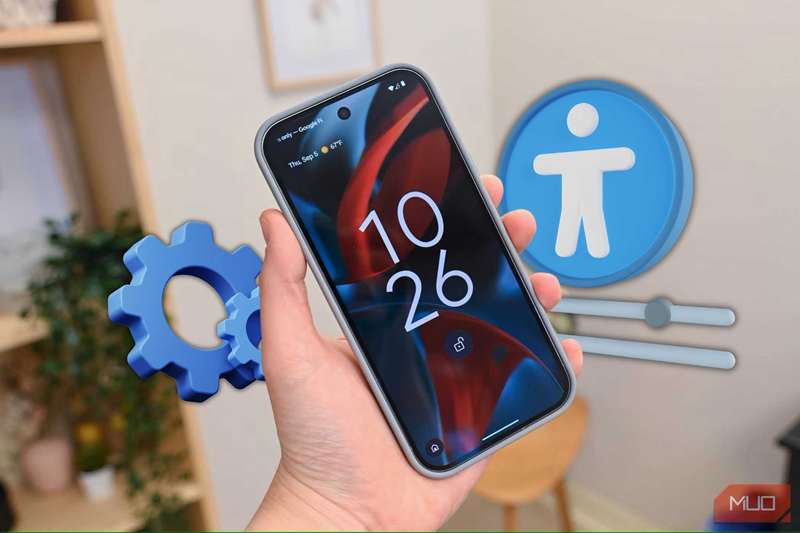 دست نگه داشته گوشی پیکسل با نمادهای دسترس‌پذیری و چرخ‌دنده در پس‌زمینه