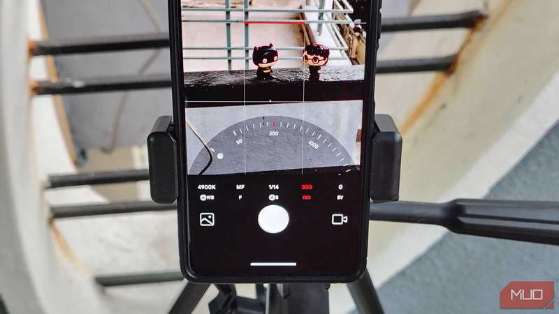 لغزنده ISO تنظیم‌شده بر ۲۰۰ ISO در حالت Pro دوربین اندروید.