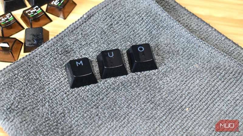 کلیدهای کیپ به‌صورت نمای نزدیک بر روی پارچه میکروفیبر