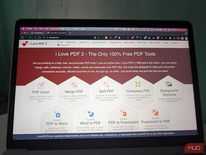 لپتاپ با مرورگر باز نمایشدهنده صفحه اصلی I Love PDF 2