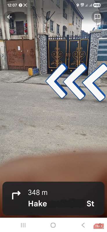 نمایش Live View با یک تیر آبی در مقابل یک دروازه