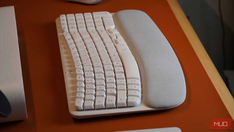 نمای جانبی از Logitech Wave Keys.