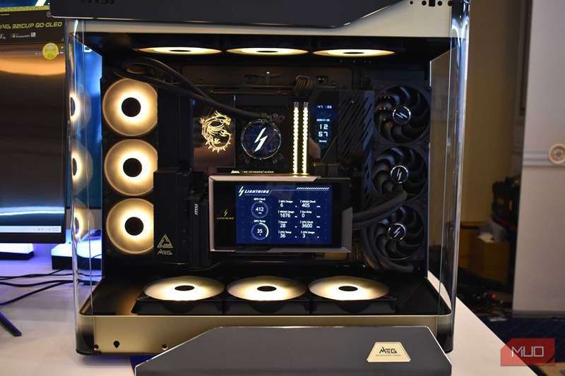 تصویر جلو کارت گرافیک msi لایتنینگ 5090 در کیس.