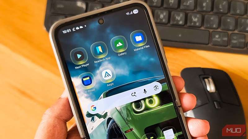 آیکون‌های Next Player، Readeck App، Gallery، Material Files، F-Droid و Aegis بر روی صفحهٔ اصلی سامسونگ گلکسی Z Flip 6