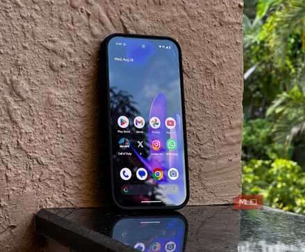 گوشی گوگل پیکسل ۹ که به‌دیوار تکیه داده و نمایشگرش نشان داده می‌شود