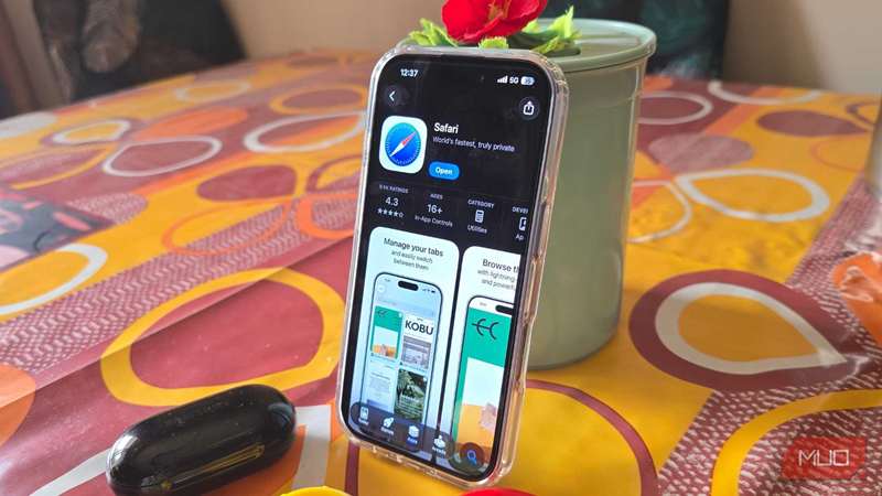صفحه فروشگاه App Store مرورگر Safari در یک آیفون