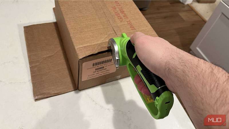 چاق‌های الکتریکی بدون سیم Saker Plus در حال برش یک جعبه