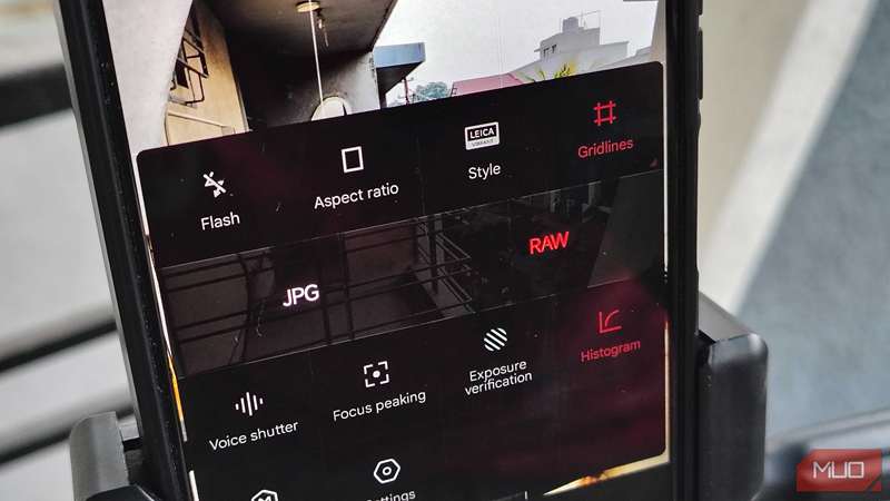 فایل را به‌صورت RAW در حالت Pro در اندروید تنظیم کنید.