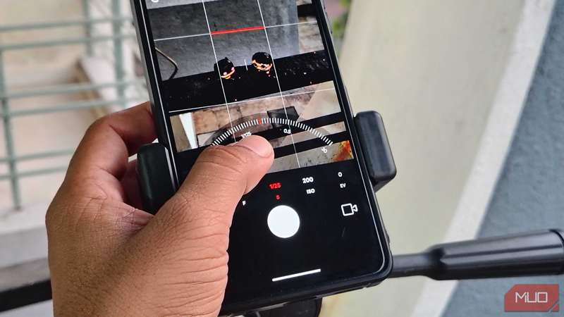 لغزنده تنظیم سفیدی در گوشی هوشمند روی سه‌پایه.