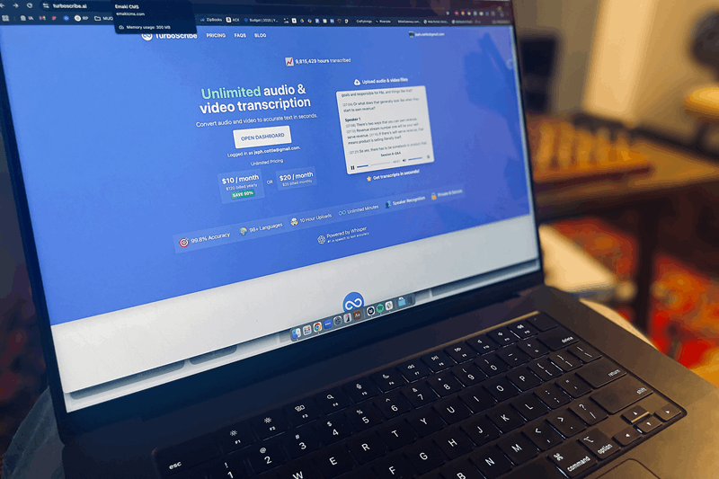 صفحه فرود Turboscribe روی لپتاپ