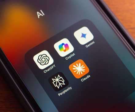 لوگوهای مختلف برنامههای چتبات هوش مصنوعی روی صفحهنمایش گوشی هوشمند