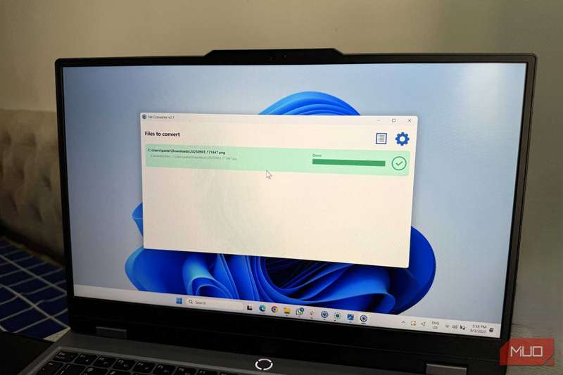 لپ تاپ ویندوز ۱۱ نمایش‌دهنده برنامه مبدل فایل