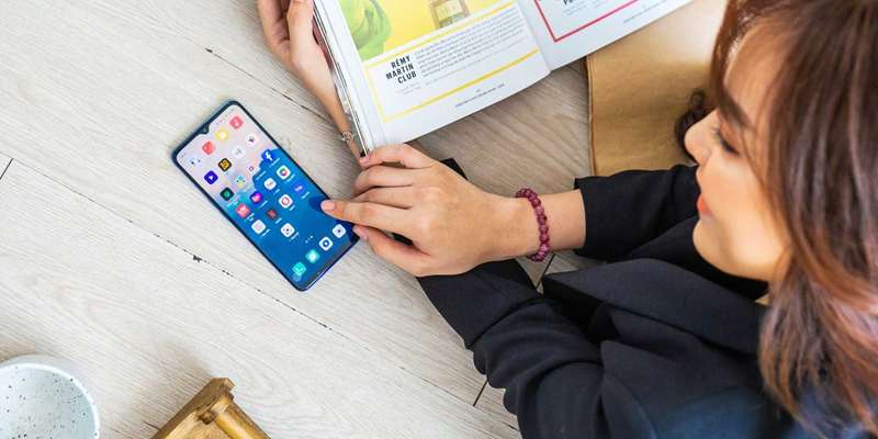 زن استفاده‌کننده از گوشی اندروید