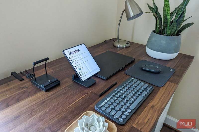 گالاکسی Z Fold 5 سامسونگ روی یک پایه‌فون در کنار لوازم جانبی..