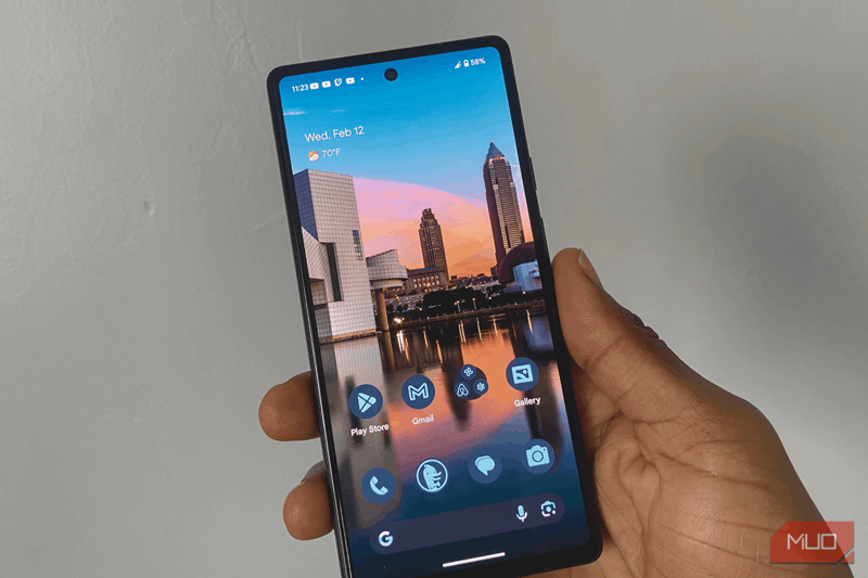 دست در حال نگه داشتن یک گوشی گوگل پیکسل ۶a که روشن است