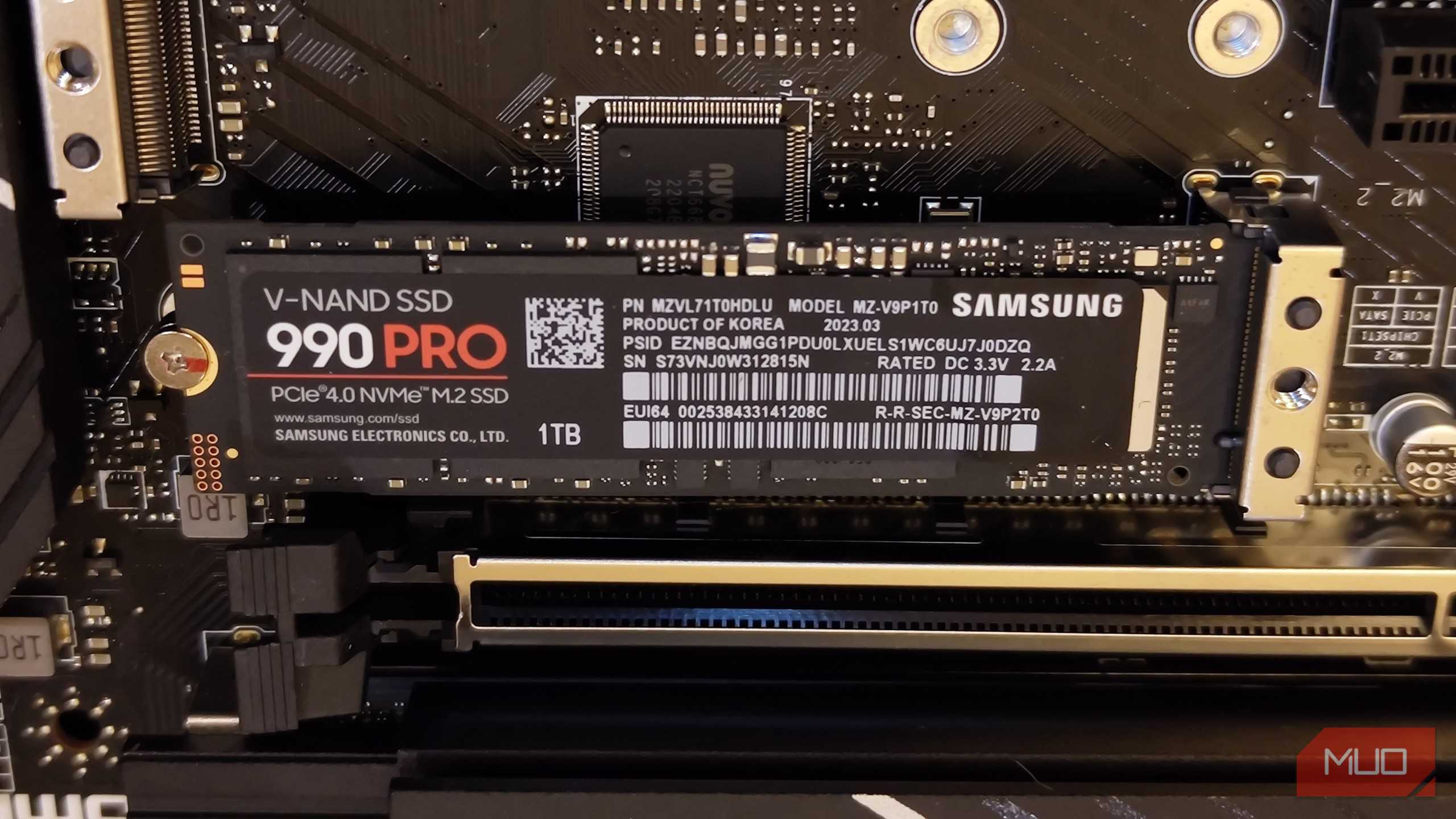 یک SSD Samsung 990 Pro NVMe درون قاب.