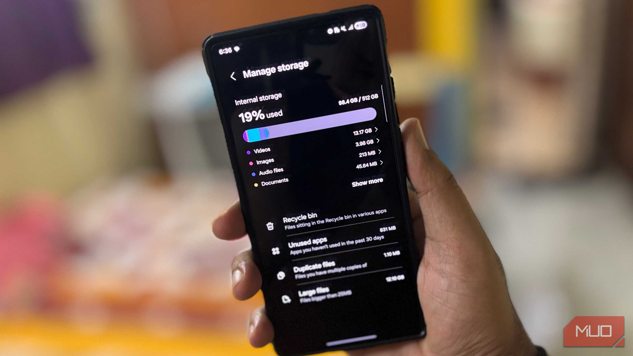 مردی یک گوشی سامسونگ را در دست دارد و آن را باز می‌کند تا فضای ذخیره‌سازی آزاد و استفاده‌شده را ببیند