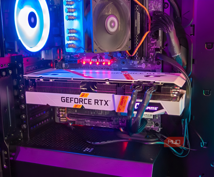 کارت گرافیک سفید iGame GeForce RTX نصب شده داخل کیس کامپیوتر گیمینگ با نور RGB