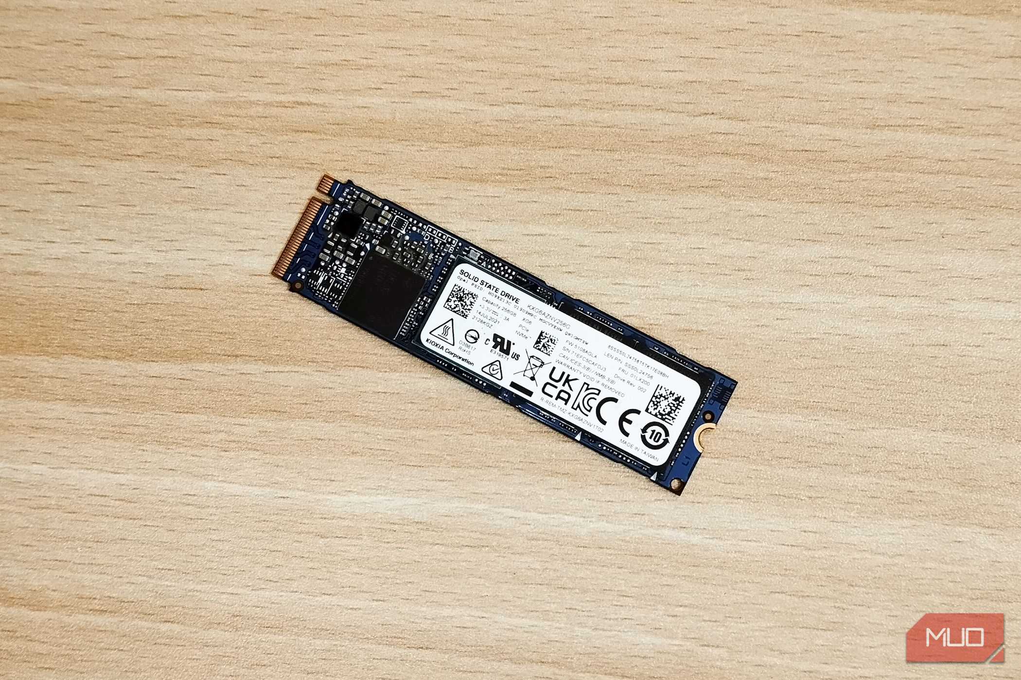 یک SSD M.2 NVMe روی میز.