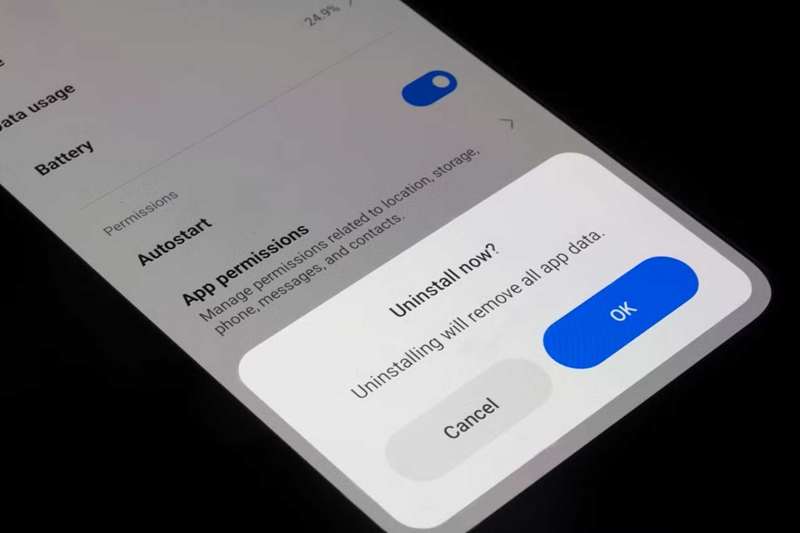 تصویر گوشی اندروید که تأییدیه حذف برنامه را نشان می‌دهد
