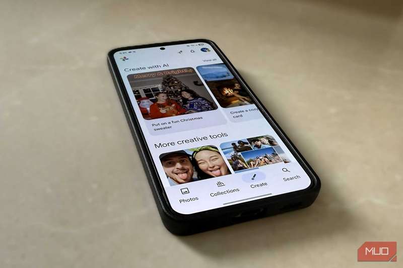 گوشی اندروید نمایش‌دهنده برنامه Google Photos