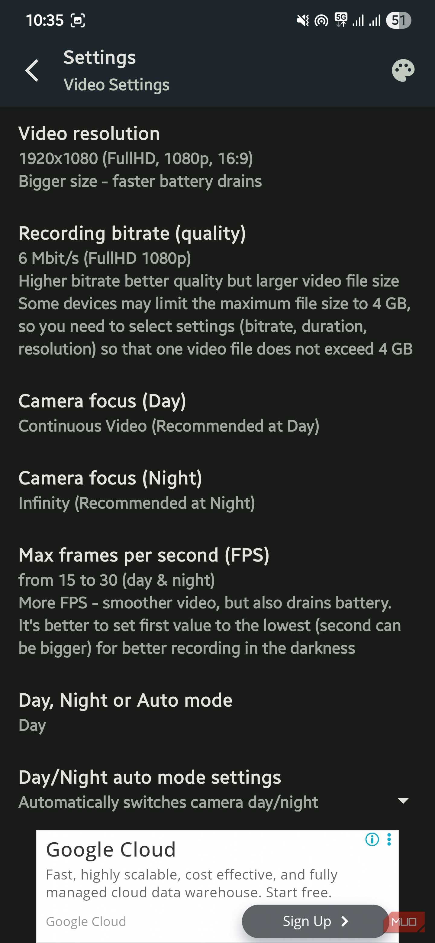 منوی تنظیمات ویدیو Droid Dashcam نشان دهنده وضوح، بیت‌ریت، حالت‌های فوکوس، FPS، و گزینه‌های روز/شب
