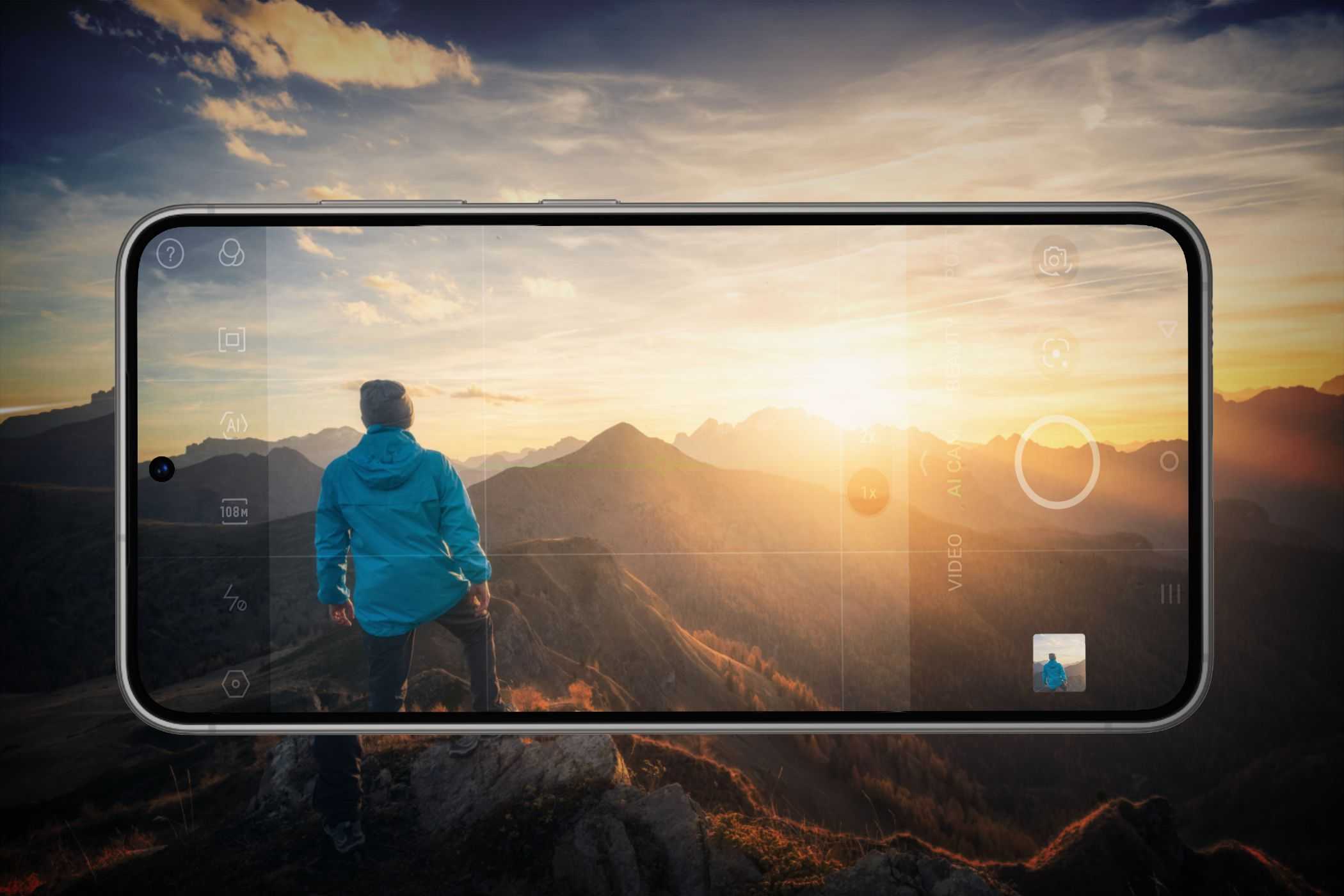 یک گوشی هوشمند شخصی را بر روی کوه در غروب ضبط می‌کند، ترکیب واقعیت با عکاسی دیجیتال.