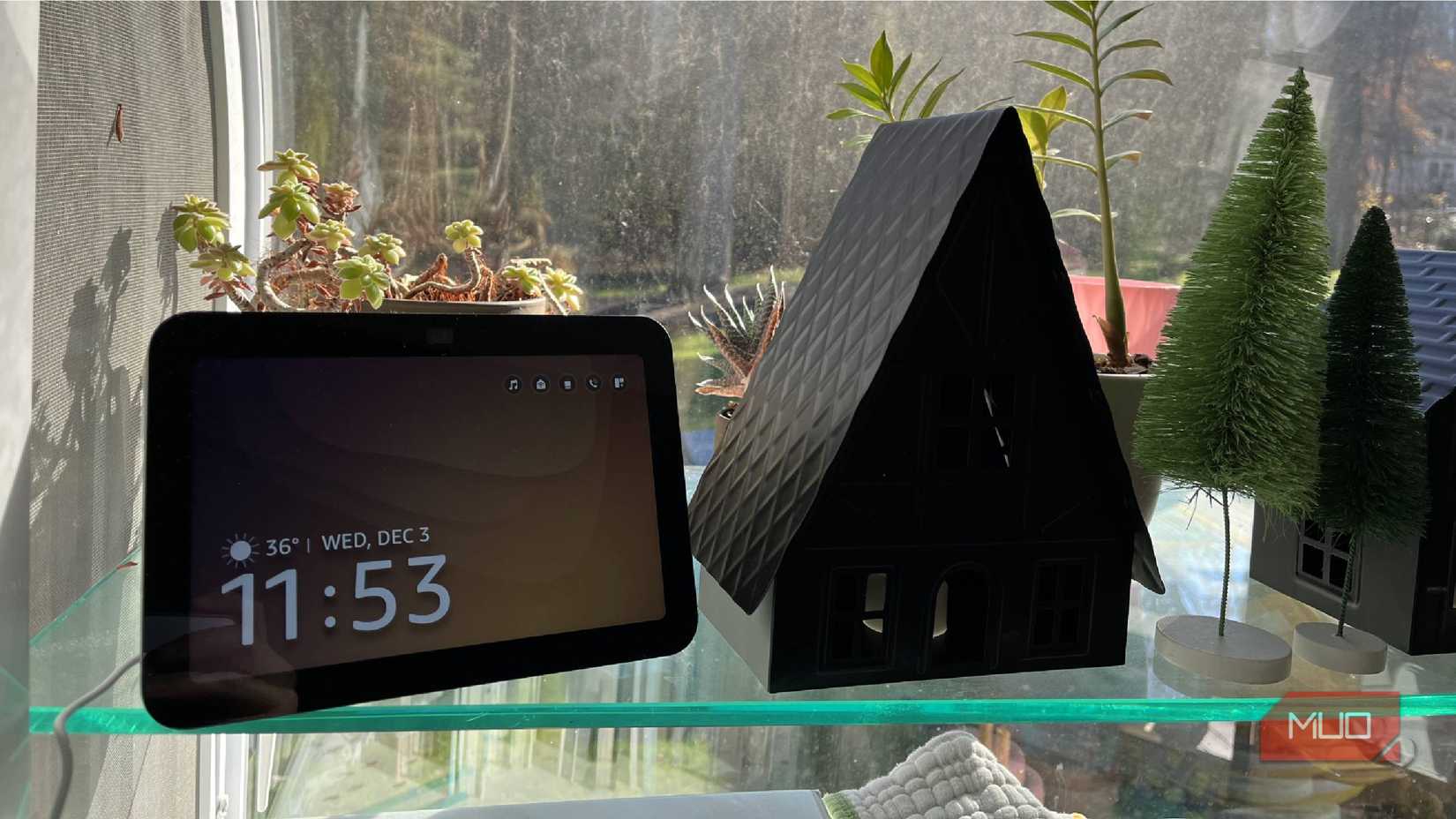 آمازون Echo Show 8 کنار برخی تزئینات