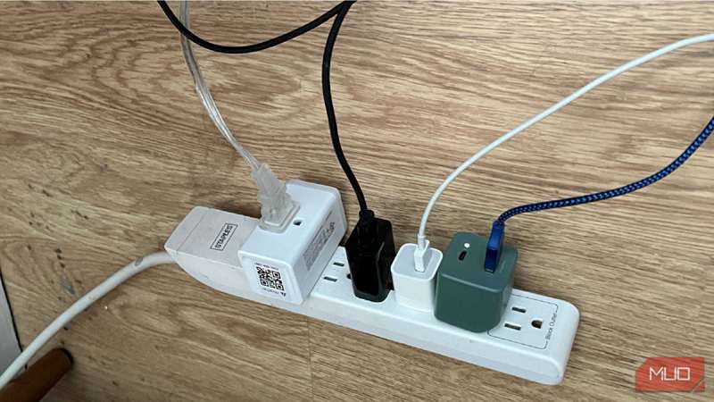 یک پریز هوشمند Kasa وصل شده به یک نوار برق