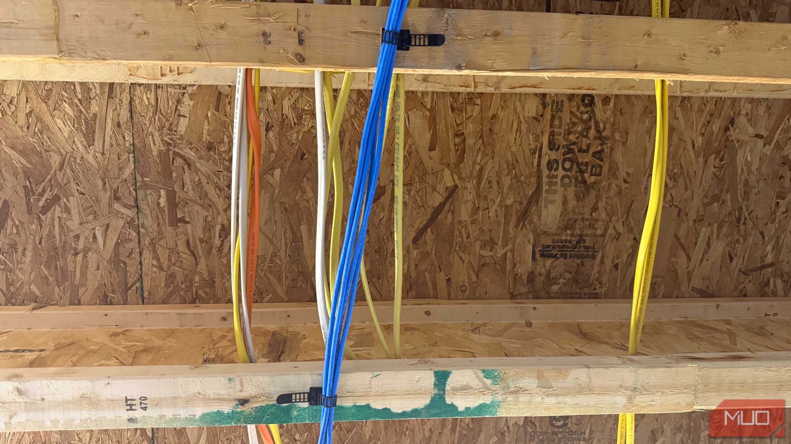 کابل‌های متعدد Cat6 که به زیر پایه‌های کف در سقف زیرزمین نصب شده‌اند