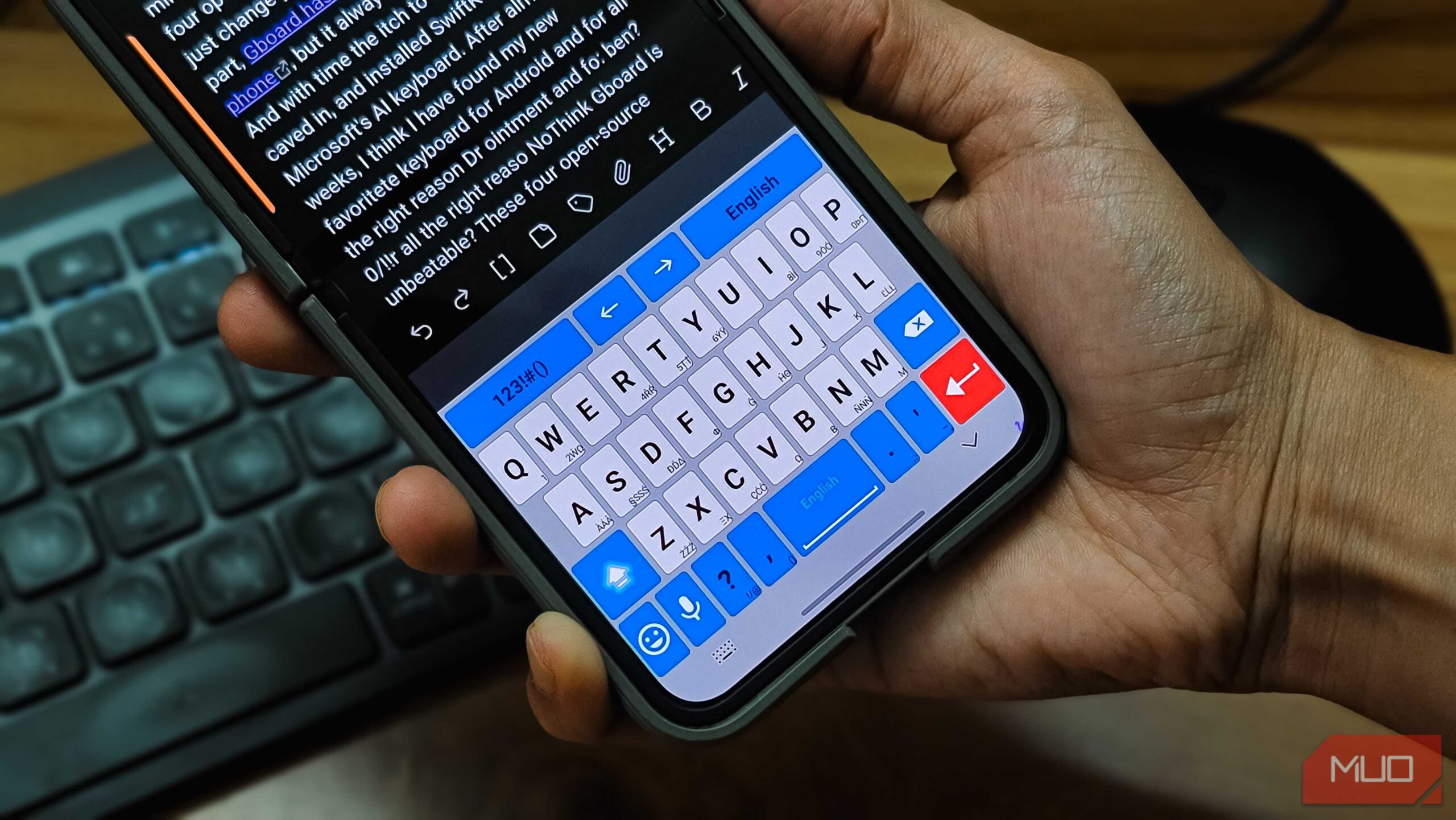 شخصی که سامسونگ گلکسی Z Flip 6 را با برنامه AnySoftKeyboard باز نگه داشته است