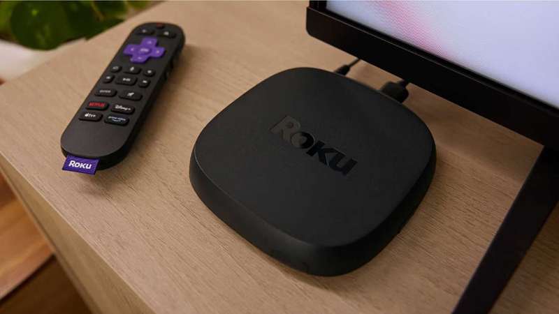 یک Roku Ultra 2024 تنظیم شده با ریموت صوتی