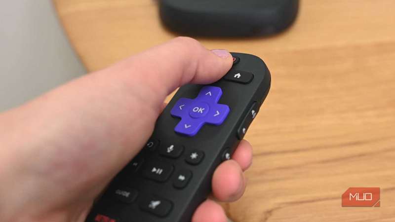شخصی که از ریموت صوتی Pro با Roku Ultra استفاده می‌کند