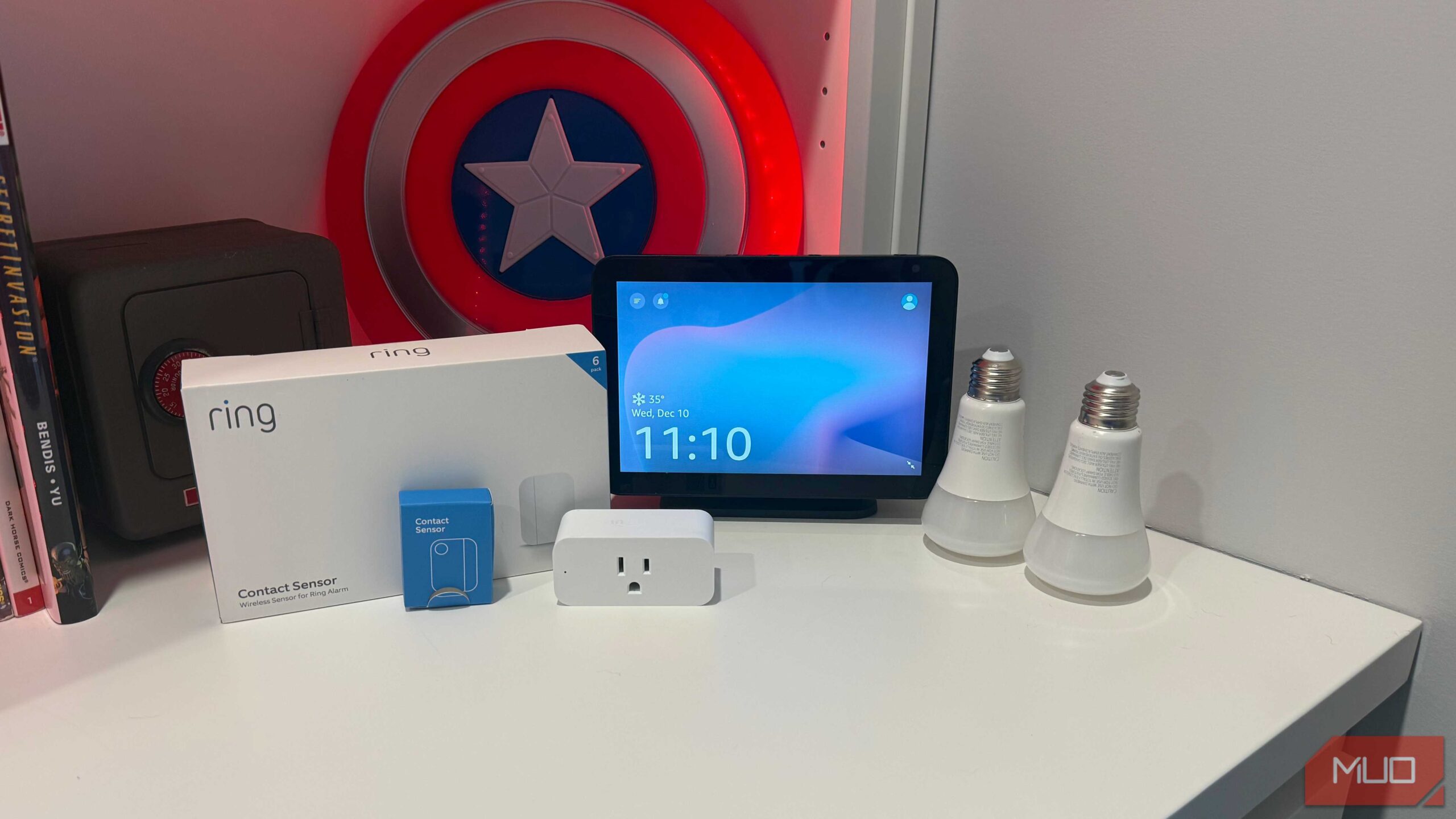 چندین گجت خانه هوشمند روی میز با Echo Show 8