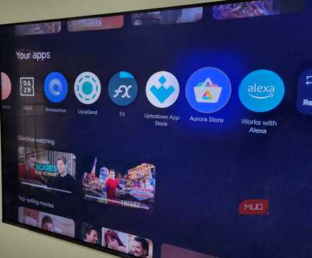 تلویزیون Google TV برند TCL بر روی دیوار که برنامه‌ها را در صفحهٔ اصلی نشان می‌دهد