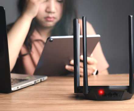 روتر وای‑فای نشان‌دهندهٔ چراغ خطای قرمز