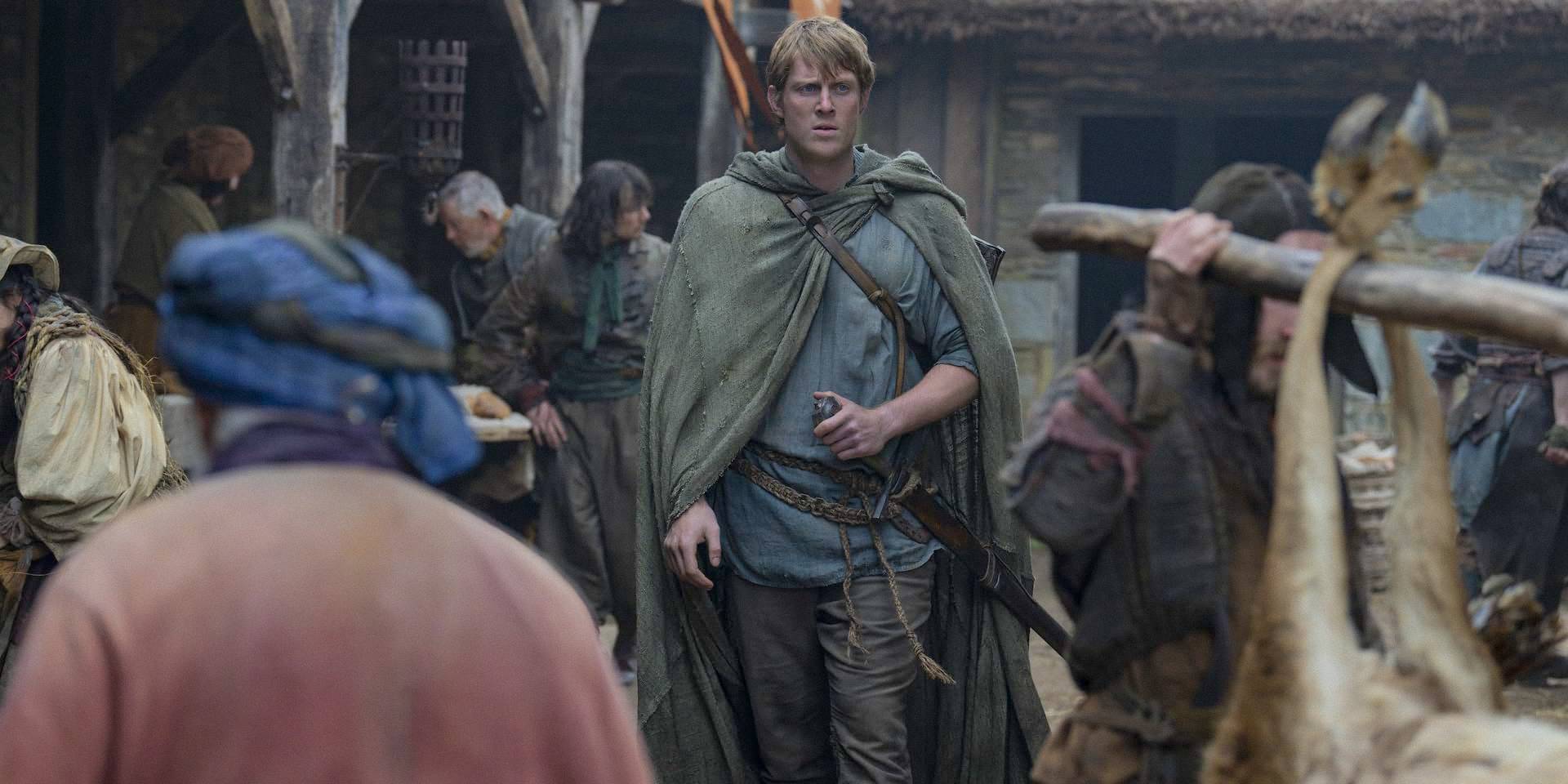 سر دنک 'دنک' بلند (پیتر کلافی) در حال عبور از یک روستای «یک شوالیه از هفت قلمرو»