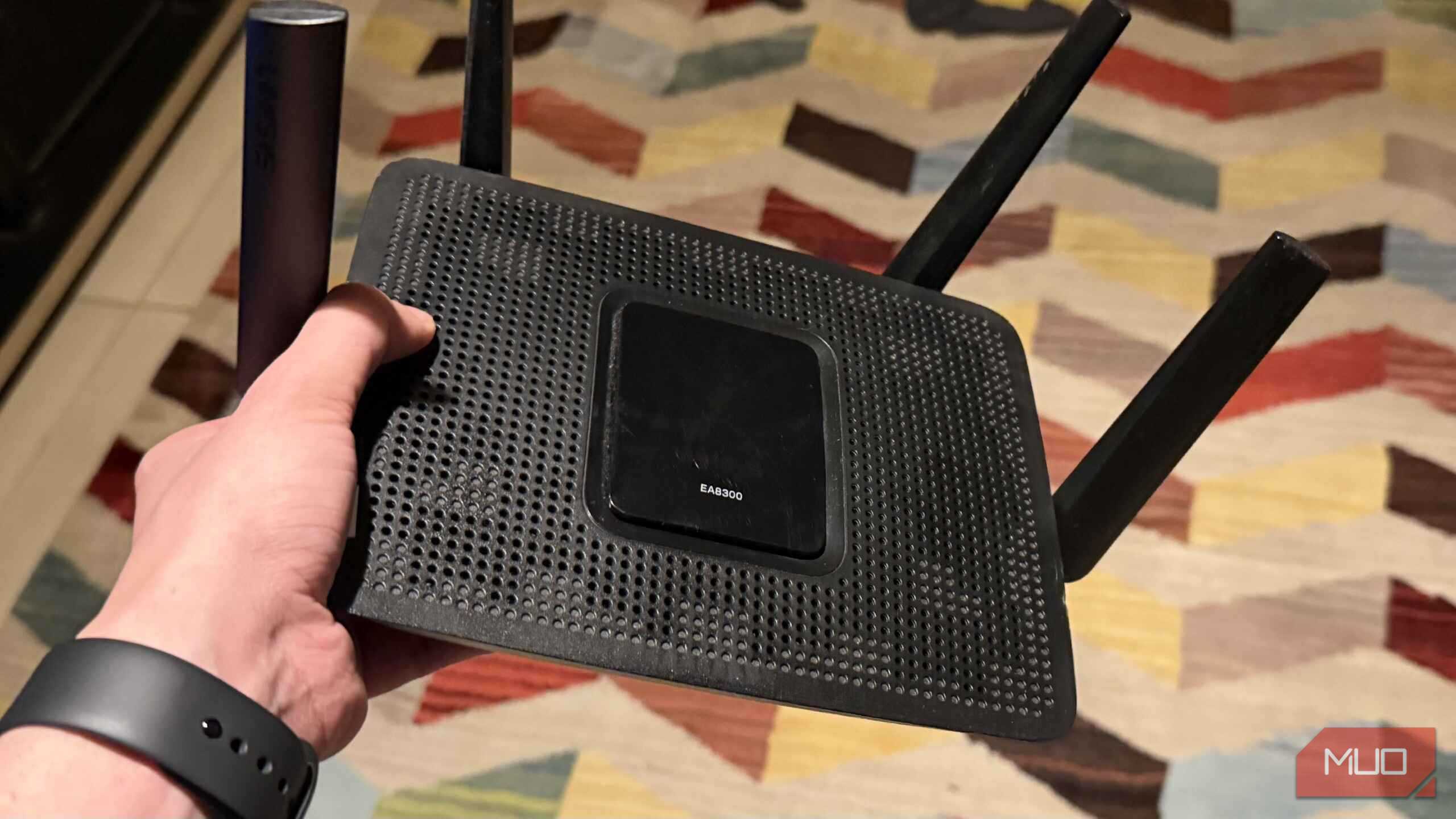 روتر Linksys EA8300 نگه‌داشته شده در دست