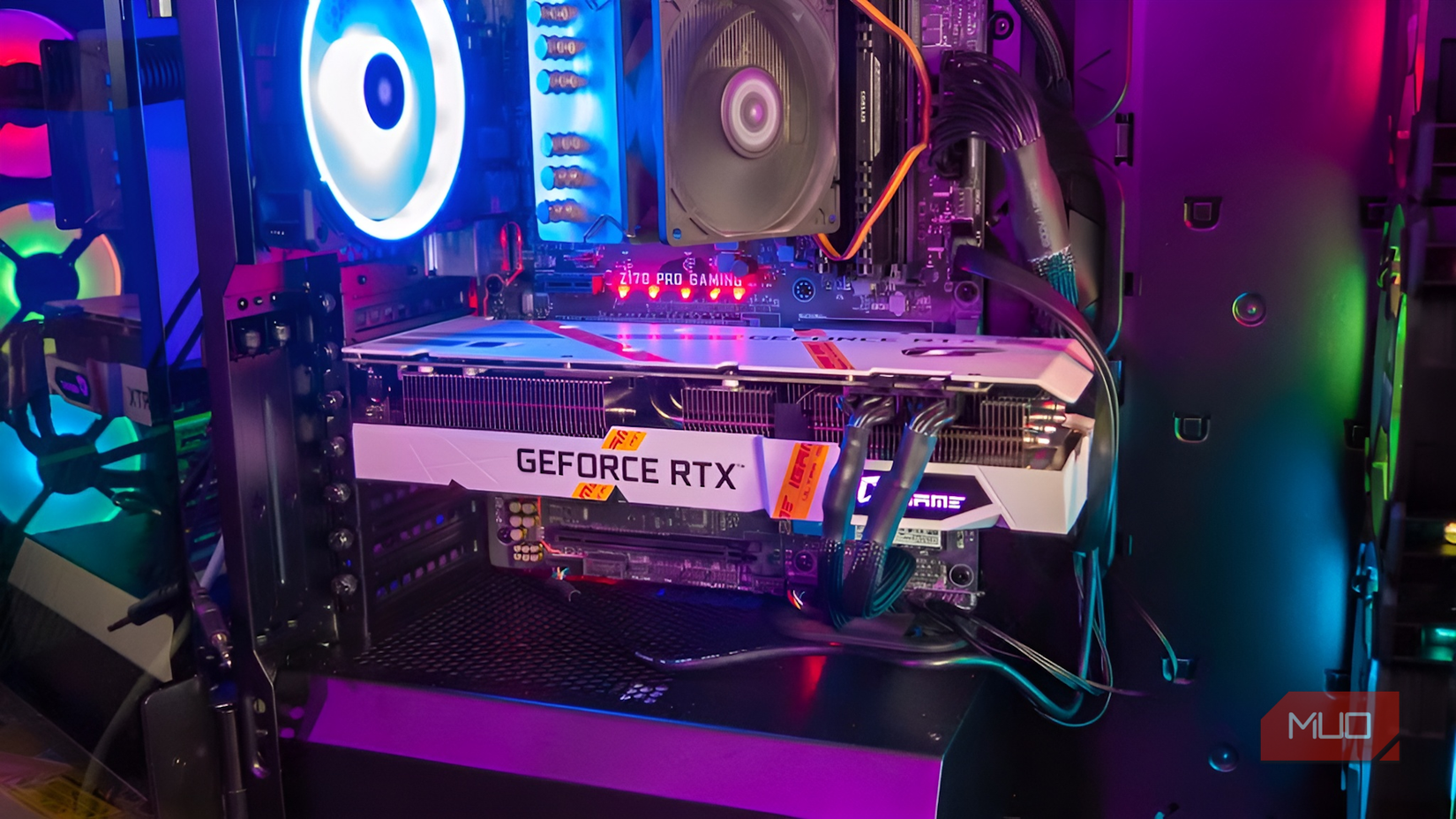 یک کارت گرافیک سفید iGame GeForce RTX نصب‌شده داخل کیس کامپیوتر گیمینگ با نورپردازی RGB.