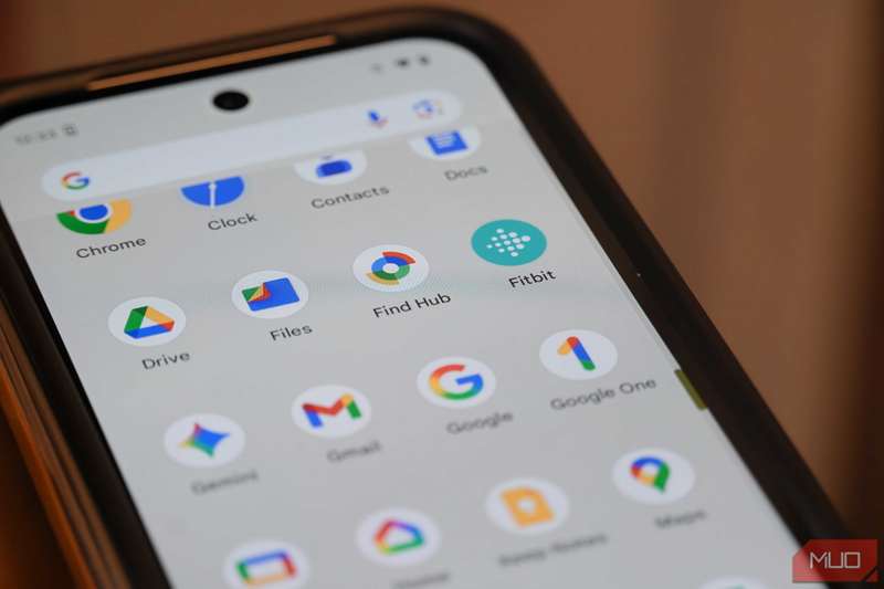 اپلیکیشن Fitbit در کشو برنامه‌ها روی Google Pixel 9 Pro Fold.